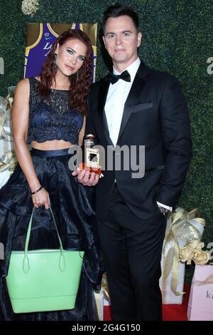 LOS ANGELES - JUN 12: Courtney Hope und darin Brooks mit Kate Spade Tasche und Four Roses Bourbon bei den 48th Daytime Emmy Awards Fotogeschenke - in den ATI Studios am 12. Juni 2021 in Burbank, CA (Foto: Katrina Jordan/Sipa USA) Stockfoto