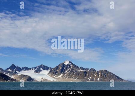 Berge und Gletscher bei Scheibukta, Südbucht des Smeerenburgfjords auf Reuschhalvøya in Albert I Land bei Spitzbergen / Svalbard, Norwegen Stockfoto