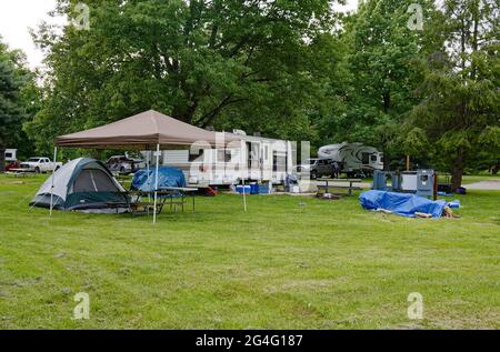 Campingplatz Szene, Reise Anhänger, Zelt, blaue Plane deckt, LKW, Gras, Bäume, Baldachin über Picknick-Tisch, Urlaub, Spaß, Entspannung, Kentucky Horse P Stockfoto