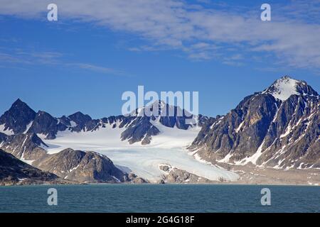 Berge und Gletscher bei Scheibukta, Südbucht des Smeerenburgfjords auf Reuschhalvøya in Albert I Land bei Spitzbergen / Svalbard, Norwegen Stockfoto