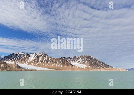 Altocumulus Wolkenformation über Bergen bei Bjørnfjorden, Fjord in Albert I Land bei Spitzbergen / Svalbard, Norwegen Stockfoto