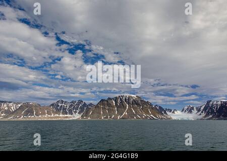 Gebirge in Bjørnfjorden, Fjord in Albert I Land in Spitzbergen / Svalbard, Norwegen Stockfoto