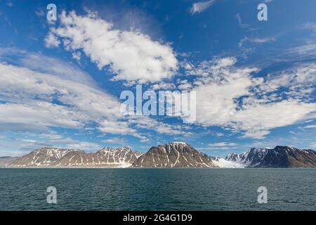 Gebirge in Bjørnfjorden, Fjord in Albert I Land in Spitzbergen / Svalbard, Norwegen Stockfoto