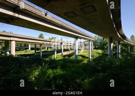 Bothell, WA, USA - 20. Juni 2021; Autobahnkreuz in den Vereinigten Staaten, da die Interstate 405 auf die State Route 522 im Raum Seattle trifft. Stockfoto