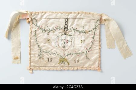 . Tasche in rechteckigem Modell aus elfenbeinfarbenem Satin, auf sich windenden Mehlzweigen auf der Vorderseite, in denen das einschüchternde 'c' und 'w' in grün-weißem Samtdraht aufgebracht sind. In den Öffnungen der Buchstaben Kreise aus silbernem Faden. Im Medaillon, gestickt in der Mitte des Beutels, ein Blumenstrauß, der mit einem Band zusammengebunden ist. Das Medaillon hängt an vier von einander, in silbernem Faden. Am Boden des Beutels ist das Jahr 1786 mit rosa Stichen in weißem Samt festgehalten, definiert durch einen silbernen Faden. Der Beutel kann mittels eines Bänders aus elfenbeinfarbenem Satin, dessen Teil sich befindet, verschlossen werden Stockfoto