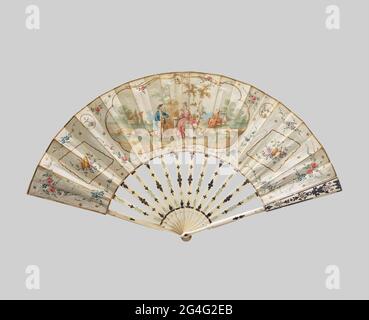 . Elfenbeinrahmen; 14 nicht bewusste Beine ausgeschnitten und mit Silberblech eingelegt; Papierblatt in Aquarell-Frontkartusche mit Schäferszene bemalt, auf beiden Seiten Rechteck mit Bienenstock und Früchten, hinterer Zweig mit Blumen. Reinigen Sie den Stift von Kupfer. Stockfoto