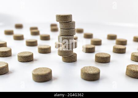 Selektives Fokusfoto von DGL (Süßholzwurzelextrakt) Kautabletten. Ernährungskonzept: Turm von DGL-Tabletten Stockfoto