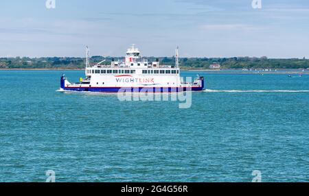 Die Isle of Wight Wightlink Fähre fährt über den Solent zwischen Lymington und Yarmouth Stockfoto