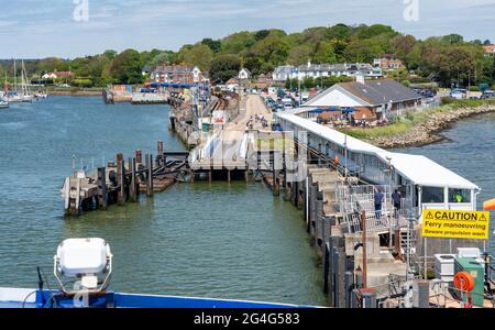 Die Isle of Wight-Fähre kommt in ihrem eigens errichteten Dock in Lymington in der Nähe von Schienen- und Straßenverbindungen - Hampshire UK Stockfoto