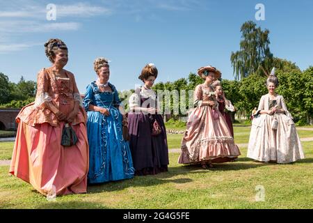 Auning, Dänemark - 19. Juni 2021: Tag des 18. Jahrhunderts auf Schloss Gammel Estrup sind die Menschen wie im 18. Jahrhundert gekleidet und alles vergeht wie damals. Wom Stockfoto