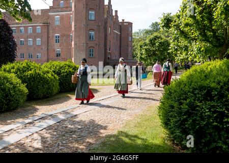 Auning, Dänemark - 19. Juni 2021: Tag des 18. Jahrhunderts auf Schloss Gammel Estrup sind die Menschen wie im 18. Jahrhundert gekleidet und alles vergeht wie damals. Wom Stockfoto