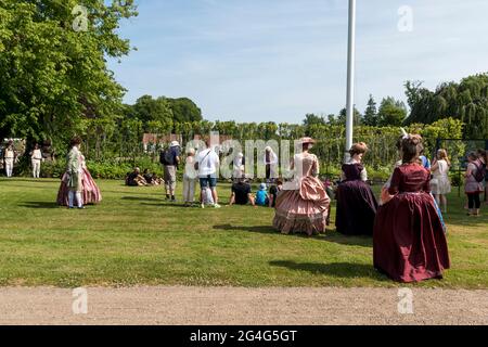 Auning, Dänemark - 19. Juni 2021: Tag des 18. Jahrhunderts auf Schloss Gammel Estrup sind die Menschen wie im 18. Jahrhundert gekleidet und alles vergeht wie damals. Wom Stockfoto