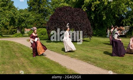 Auning, Dänemark - 19. Juni 2021: Tag des 18. Jahrhunderts auf Schloss Gammel Estrup sind die Menschen wie im 18. Jahrhundert gekleidet und alles vergeht wie damals. Wom Stockfoto