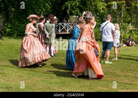 Auning, Dänemark - 19. Juni 2021: Tag des 18. Jahrhunderts auf Schloss Gammel Estrup sind die Menschen wie im 18. Jahrhundert gekleidet und alles vergeht wie damals. Wom Stockfoto