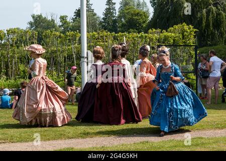 Auning, Dänemark - 19. Juni 2021: Tag des 18. Jahrhunderts auf Schloss Gammel Estrup sind die Menschen wie im 18. Jahrhundert gekleidet und alles vergeht wie damals. Wom Stockfoto