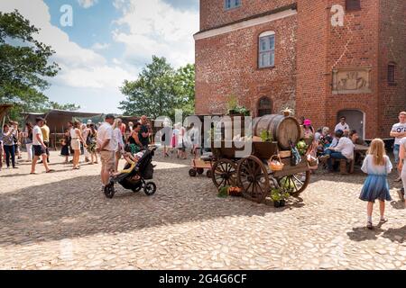 Auning, Dänemark - 19. Juni 2021: Tag des 18. Jahrhunderts auf Schloss Gammel Estrup sind die Menschen wie im 18. Jahrhundert gekleidet und alles vergeht wie damals. Bea Stockfoto