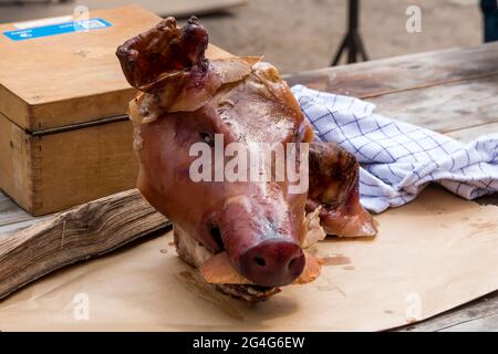 Auning, dänemark - 19. Juni 2021: Der Kopf eines ganzen gerösteten Schweins auf einem Markt aus dem 18. Jahrhundert Stockfoto