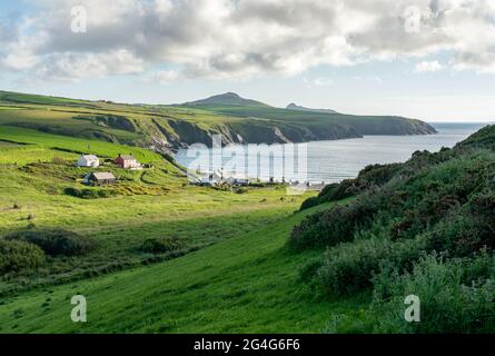 Der Weiler und Strand von Abereiddi an der Küste von Pembrokeshire mit Blick auf die Halbinsel St. David Stockfoto