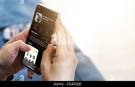 Rom, Italien, 16. Juni 2021: Frau mit Smartphone und Anmeldeseite der Clubhouse Social App auf dem Bildschirm. Soziale Netzwerke und Internet. Stockfoto