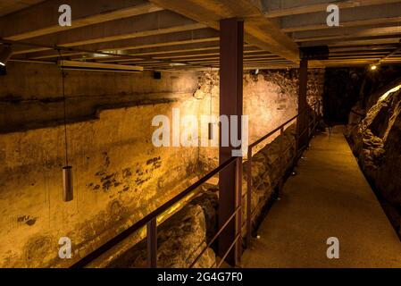 Zisterne unterhalb des inneren bailey der Montsoriu Burg (Arbúcies, Girona, Katalonien, Spanien) ESP: Cisterna debajo del Patio del Castillo de Montsoriu Stockfoto