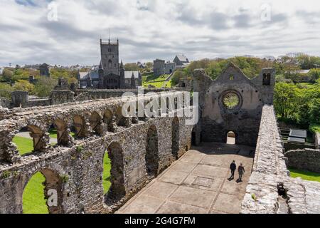 Great Hall of the Bishop's Palace in St. David's Cathedral in Pembrokeshire South Wales, Großbritannien, mit seiner markanten Arkadenumhausung Stockfoto