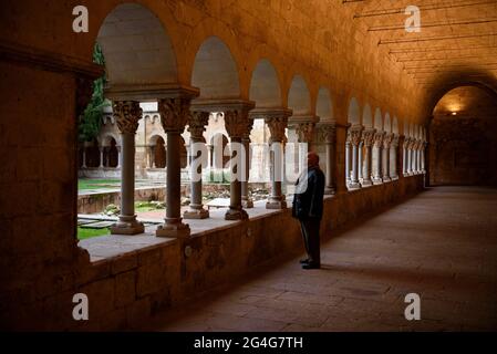 Kloster des Klosters Sant Cugat del Vallès in der Abenddämmerung - blaue Stunde (Barcelona, Katalonien, Spanien) ESP: Claustro del Monasterio Stockfoto