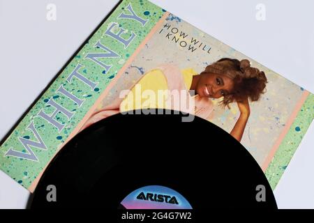 Miami, FL, USA: Juni 2021: Dance-Rock, R&B und Pop-Künstler, Whitney Houston Musikalbum auf Vinyl-LP-Schallplatte. Titel: Whitney Single How will I Know Stockfoto