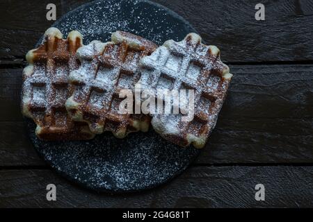 Belgische Waffeln auf einem Holztisch Stockfoto