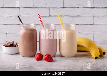Set aus Erdbeerbanane und Schokoladenmilchshakes in den Gläsern Stockfoto
