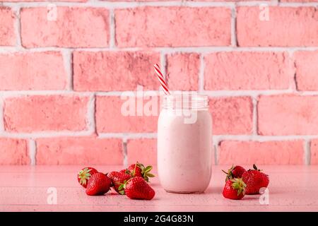 Erdbeermilchshake im Glasgefäß Stockfoto