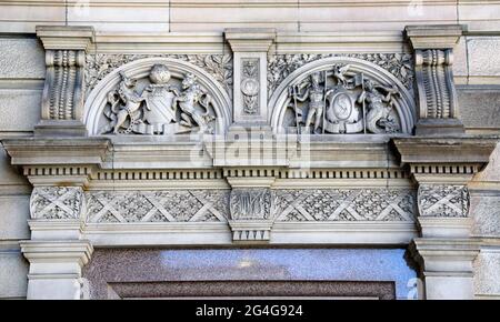 Architektonisches Detail des ehemaligen Gebäudes der Manchester & Liverpool Bank an der Water Street, das heute das Mowgli Restaurant ist Stockfoto