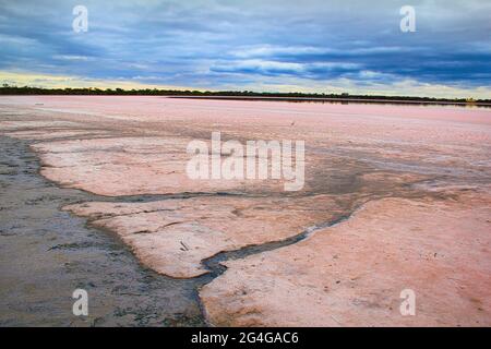 Der Blick auf den bemerkenswerten Pink Lake in Australien. Pink Lake ist ein kleiner, kreisförmiger, salziger, rosa See am Western Highway nördlich von Dimboola in Australien Stockfoto