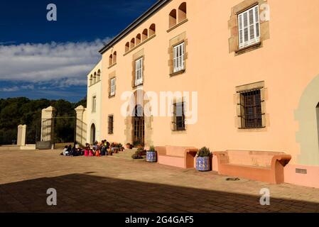 Außenfassade des Landhauses Can Coll, das in ein Umweltbildungszentrum umgewandelt wurde (Vallès ocidental, Barcelona, Katalonien, Spanien) Stockfoto