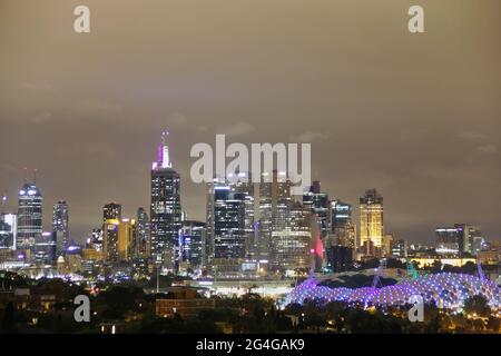 Stadtbild von Melbourne CBD Hochhäusern, Australien bei Nacht Stockfoto