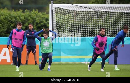 Von links nach rechts: Der englische Mason Mount, Declan Rcy, Ben Chilwell und Ben White während einer Trainingseinheit auf dem Hotspur Way Training Ground, London. Bilddatum: Montag, 21. Juni 2021. Stockfoto