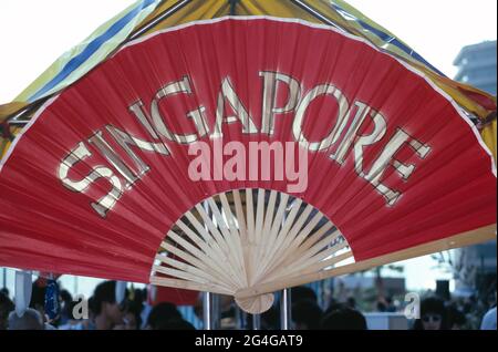 Singapur. Gartencafé, Restaurant, Pavillon. Melden Sie sich bei einem großen chinesischen Fan an. Stockfoto