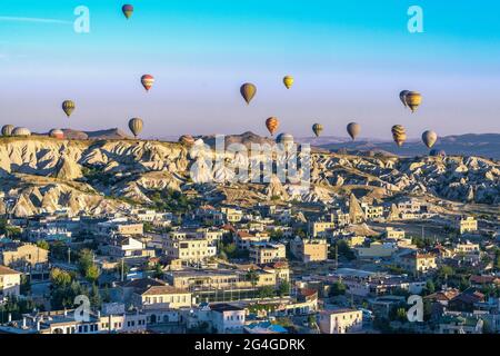 Kappadokien, 05,2018. Oktober: Panoramablick auf Heißluftballons, die am frühen Morgen in blauem Himmel über dem Township, Kappadokien, Goreme, Türkei, fliegen Stockfoto