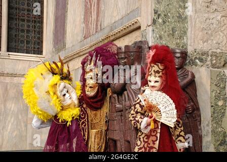 Venedig, Italien - 5. Februar 2008. Karnevalsbesucher posieren beim Karneval in Venedig für Fotos Stockfoto