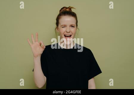 Selbstbewusste junge Brünette Frau in schwarzem T-Shirt Stockfoto