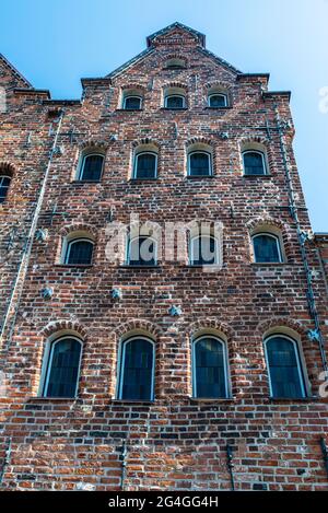 Fassade der mittelalterlichen Salzlager oder des Salzspeichers neben dem Holstentor oder Holstentor in Lübeck, Deutschland Stockfoto