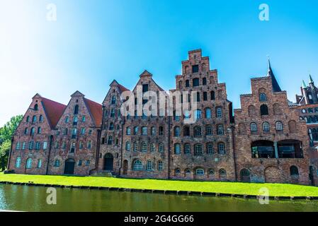 Fassade der mittelalterlichen Salzlager oder des Salzspeichers neben dem Holstentor oder Holstentor und der Trave in Lübeck Stockfoto