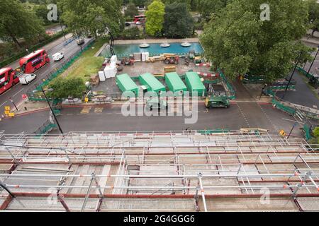 Der Blick vom Marble Arch Mound im Zentrum von London. Der Gipfel der neuen, 25 Meter hohen Installation bietet einen atemberaubenden Blick auf Hyde Park, Mayfair und Marylebone, wenn sie im Juli für die Öffentlichkeit geöffnet wird. Der künstliche Hügel wurde auf einer Gerüstbasis errichtet, wobei Bodenschichten und Sperrholz den Hügel bildeten, der ein hohles Zentrum mit Platz für Ausstellungen und Ausstellungen hat. Bilddatum: Montag, 21. Juni 2021. Stockfoto