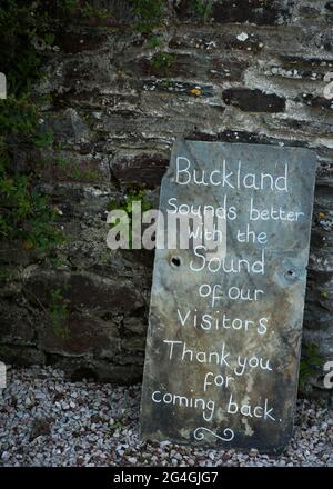 Handgeschriebenes Willkommensschild an der Buckland Abbey in der Nähe von Plymouth in Devon - Juni 2021 Stockfoto