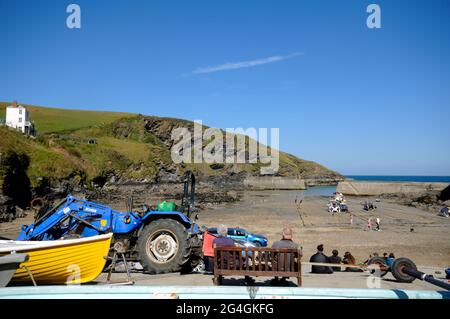 Blick auf den Hafen von Port Isaac vom Slipway in Cornwall Stockfoto