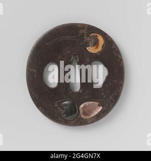 . Ovale Tsuba auf beiden Seiten mit verschiedenen Steinarten, die drei Auberginen darstellen; signiert 'Masatomo'. Stockfoto