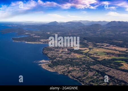 Luftaufnahme des Qualicum Beach von einem Flugzeug am Ufer der Straße von Georgi Stockfoto