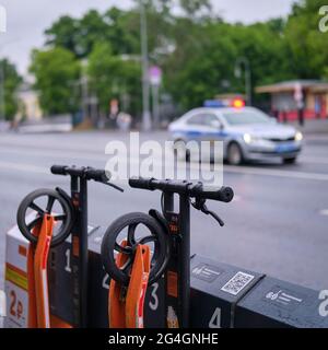 Das Problem der Elektroroller in der Stadt und die Polizei auf der Straße - Moskau, Russland, 10. Juni 2021 Stockfoto