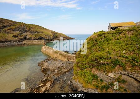 Blick auf die Hafenmauern von Port Isaac und auf das Meer Stockfoto