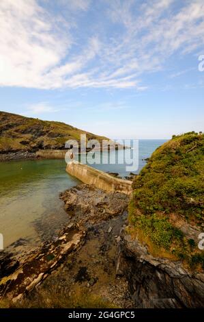 Blick auf die Hafenmauern von Port Isaac und auf das Meer Stockfoto