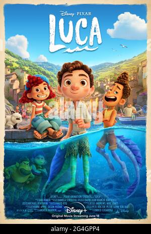 Luca (2021) unter der Regie von Enrico Casarosa mit Jacob Tremblay, Jack Dylan Grazer und Emma Berman. An der italienischen Riviera wächst eine unwahrscheinliche, aber starke Freundschaft zwischen einem Menschen und einem als Mensch verkleideten Seeungeheuer. Stockfoto